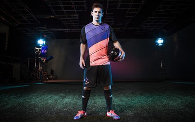 天行体育热评-莱娅阿莱桑德里训练中加练头球